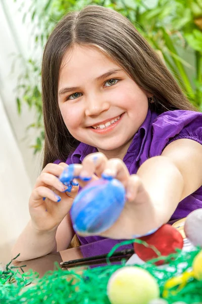 Moeder en haar kinderen verf paaseieren — Stockfoto