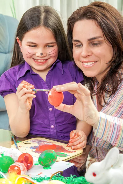 Mother and her children paint easter eggs — Stock Photo, Image