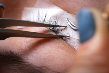 Kirpik uzatma yordamı, uzun kirpik gözle kadın