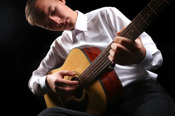 Jonge mannen die gitaar spelen — Stockfoto