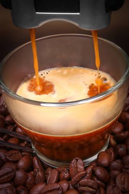 Espresso makinesi kahve yapıyor.