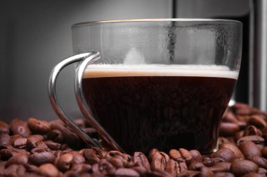 Espresso makinesi kahve yapıyor.