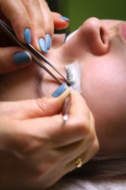 Kirpik uzatma yordamı, uzun kirpik gözle kadın