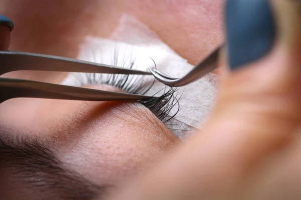 Procédure d'extension des cils, oeil de femme avec cils longs — Photo