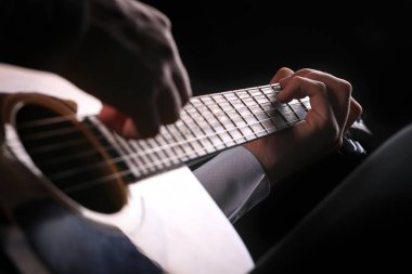 Gitar çalan genç erkekler
