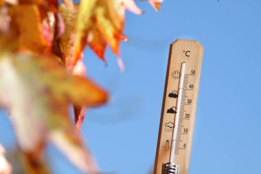 hava cıva termometre ile gösterilen sonbaharda çok güzel