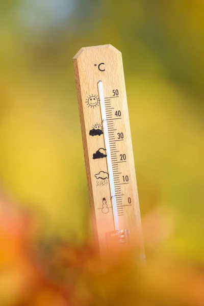 Mooi weer in de herfst komt te staan met kwik-thermometer — Stockfoto