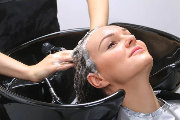 Перукарня для миття волосся жінки в перукарнях — стокове фото
