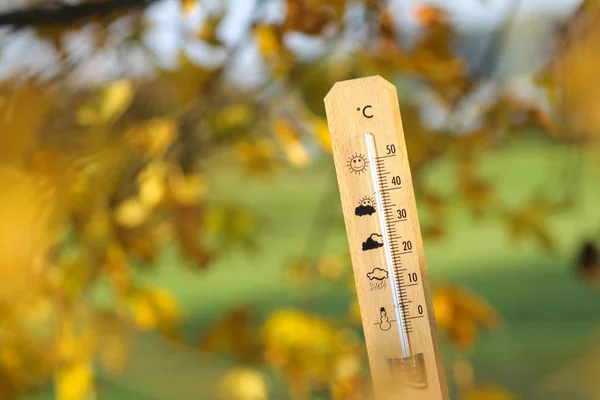 Buen tiempo en el otoño se muestra con termómetro de mercurio —  Fotos de Stock