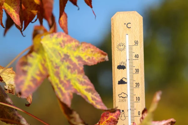 Beau temps à l'automne montré avec thermomètre au mercure — Photo