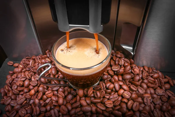 Espresso makinesi kahve yapıyor.