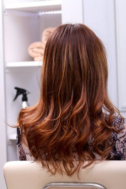 Güzellik Salonu redone saçları ile kız