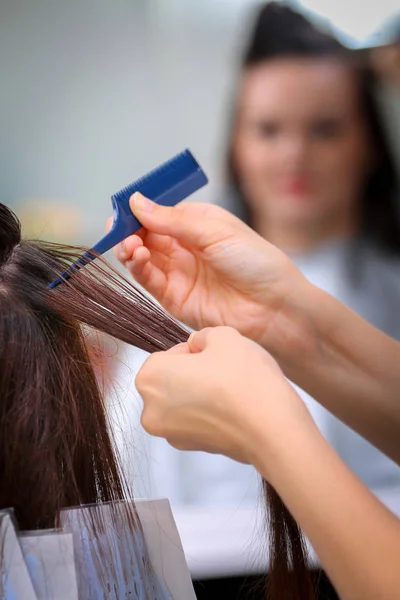 Menina no salão de beleza, enquanto um cabeleireiro tingir seu cabelo — Fotografia de Stock