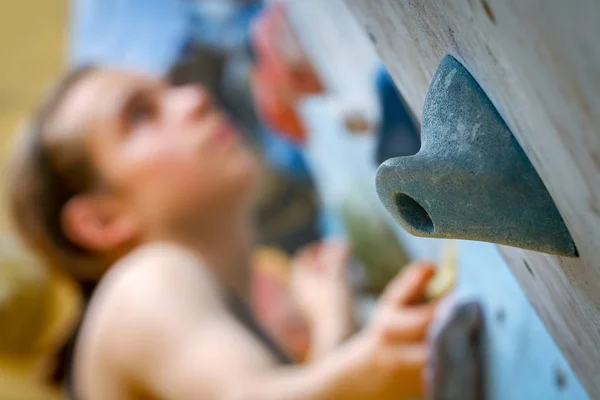 Adolescente chico entrenamiento en escalada pared —  Fotos de Stock