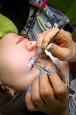 Kirpik uzatma yordamı, uzun kirpik gözle kadın