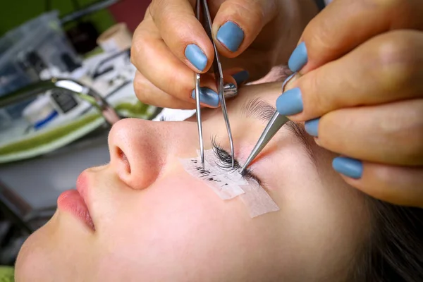 Procédure d'extension des cils, oeil de femme avec cils longs — Photo