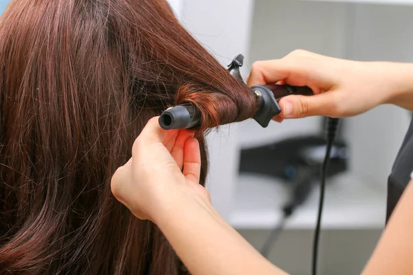 Girl Beauty Salon While Hair Stylist Dry Her Hair — Stock Photo, Image