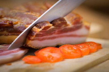 Pastırmalı, domatesli, mutfakta servis edilen lezzetli sağlıklı bir kahvaltı.