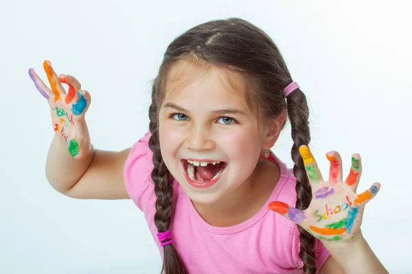 Красивая Маленькая Девочка Руками Полными Краски — стоковое фото