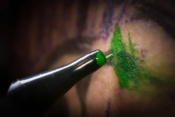 Female Tattoo Artist Making Tattoo Men Arm — Stock Photo, Image