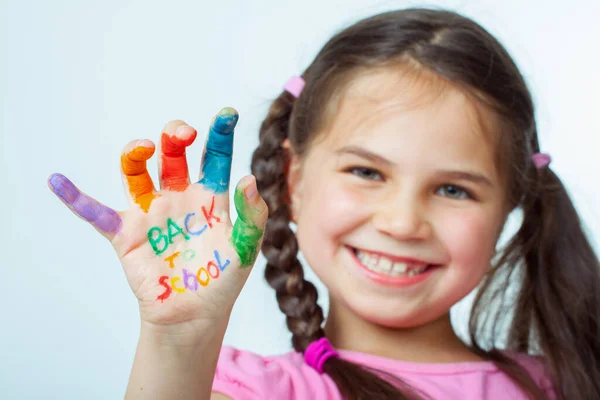 Hermosa Niña Con Las Manos Llenas Pintura —  Fotos de Stock