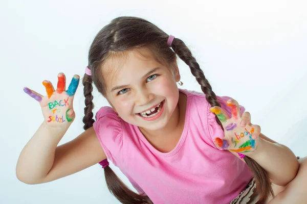 Hermosa Niña Con Las Manos Llenas Pintura —  Fotos de Stock