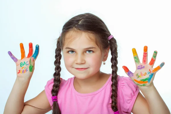 Mooi Klein Meisje Met Haar Handen Vol Verf — Stockfoto