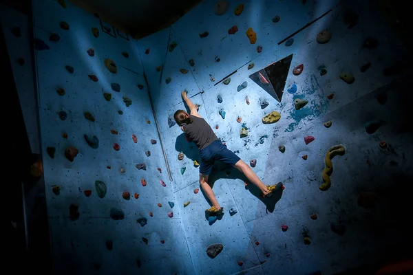 Teenage Boy Training Climbing Indoor Climbing Wall — Stock Photo, Image