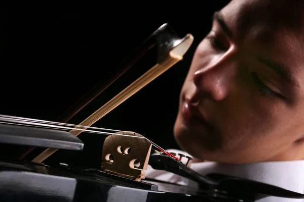 Jóvenes Tocando Violín Con Fondo Negro —  Fotos de Stock