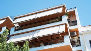 Eski evler sokak manzarası ve balkonlar