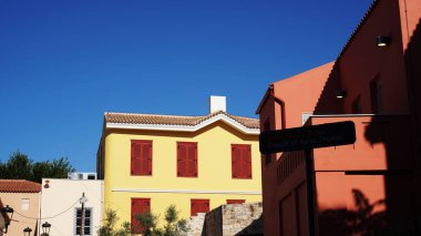 Büyüleyici sarı villa tipi bir ev..