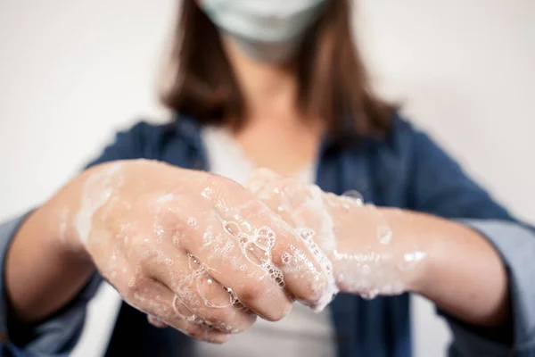 Close Van Handen Van Een Vrouw Wassen Haar Handen Met — Stockfoto