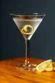 Vesper Martini Koktejl. Gin, Vodka, Lillet Blanc a citron. Koktejl na dřevěné tyči.
