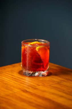 Negroni Kokteyli. Cin, Campari ve Martini Rosso. Tahta çubukta kokteyl..