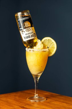 Beergarita. Bira ve Margarita kokteyli. Tekila, limon suyu, portakal suyu ve tuz. - Evet. Tahta çubukta kokteyl.