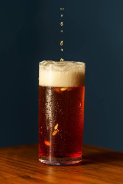 Monaco kokteyli. Geleneksel Fransız içkisi. Limon suyu, nar suyu ve pilsner birası. Tahta çubukta kokteyl..