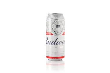 Budweiser birası beyaz arka planda izole edilmiş. Alkolik içecek..
