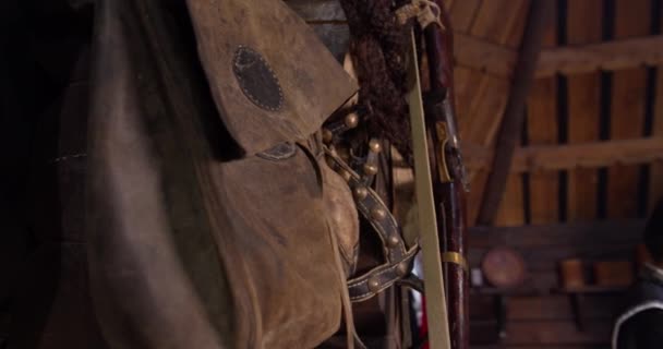 Musicista suonare strumento musicale tradizionale. Bridle, pistola, borsa in yurta . — Video Stock