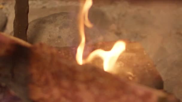 Sparatoria ravvicinata. Macro. Ciottoli grigi. Il focolare, il calore del fuoco , — Video Stock