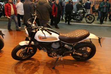 Istanbul, Türkiye - 24 Şubat 2018: Ducati Scrambler Motobike Istanbul Istanbul Sergi Sarayı'ekranda