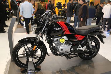 Istanbul, Türkiye - 25 Şubat 2018: Bajaj V15 Motobike Istanbul Istanbul Sergi Sarayı'ekranda