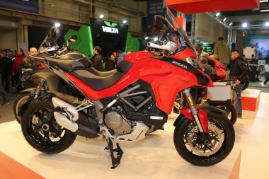 Istanbul, Türkiye - 25 Şubat 2018: Ducati Multistrada 1260s Motobike Istanbul Istanbul Sergi Sarayı'ekranda
