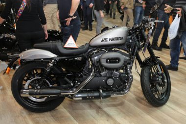Istanbul, Türkiye - 24 Şubat 2018: Harley-Davidson Roadster Motobike Istanbul Istanbul Sergi Sarayı'ekranda