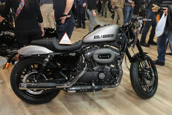 Istanbul, Türkiye - 24 Şubat 2018: Harley-Davidson Roadster Motobike Istanbul Istanbul Sergi Sarayı'ekranda