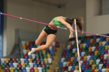 Istanbul, Türkiye - 18 Şubat 2018: Istanbul Kupası kapalı atletizm sırasında atlama tanımsız atlet kutup