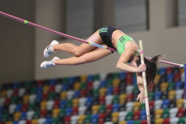 Istanbul, Türkiye - 18 Şubat 2018: Istanbul Kupası kapalı atletizm sırasında atlama tanımsız atlet kutup