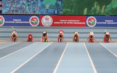 Istanbul, Türkiye - 18 Şubat 2018: 60 metre Istanbul Kupası kapalı atletizm sırasında çalışan sporcular