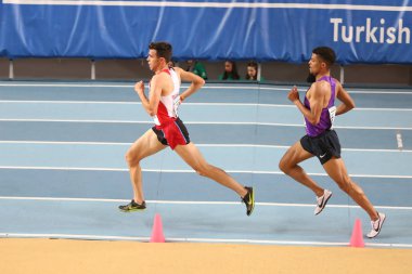 Istanbul, Türkiye - 18 Şubat 2018: Istanbul Kupası kapalı atletizm sırasında çalışan sporcular