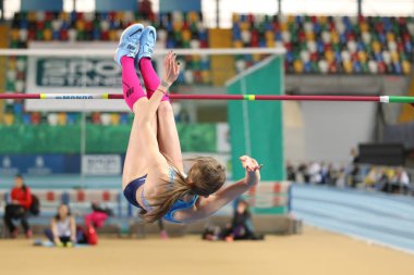 Istanbul, Türkiye - 18 Şubat 2018: Tanımsız atlet Istanbul Kupası kapalı atletizm sırasında atlama yüksek