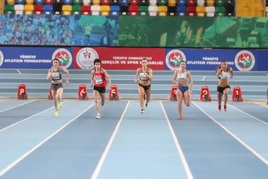 Istanbul, Türkiye - 18 Şubat 2018: 60 metre Istanbul Kupası kapalı atletizm sırasında çalışan sporcular